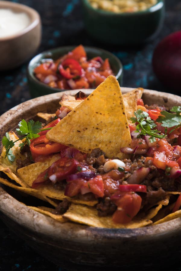 Nachos, Mexikanische Mahlzeit Mit Tortilla-Chips Stockfoto - Bild von ...