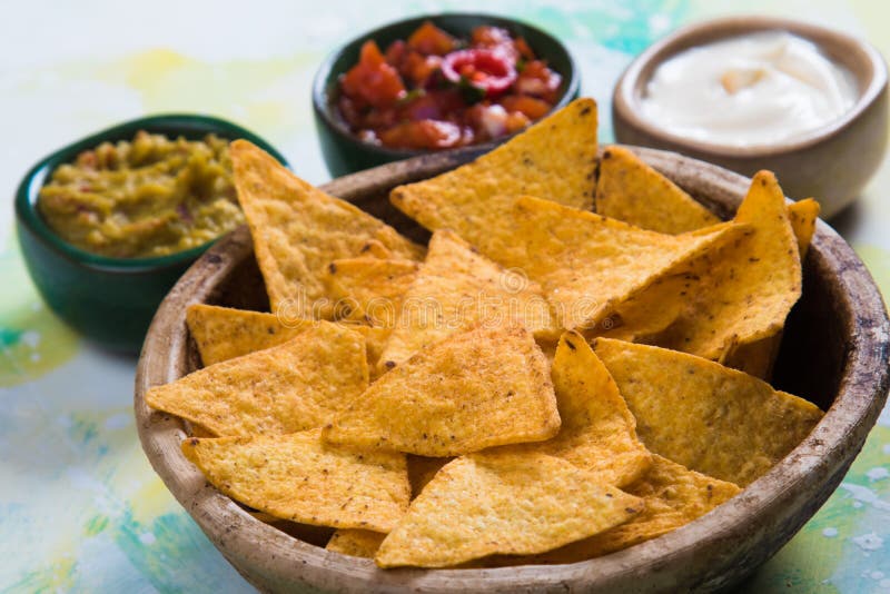 Nachos, Mexikanische Mahlzeit Mit Tortilla-Chips Stockfoto - Bild von ...