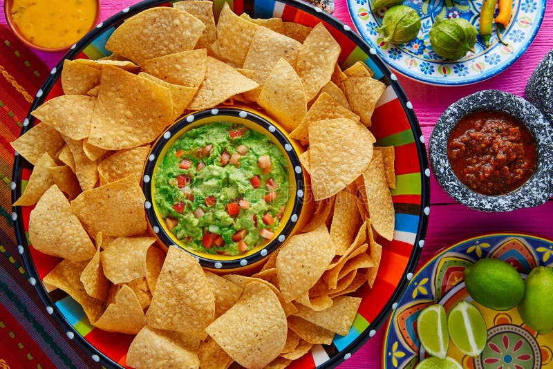 Nachos Mit GuacamoletortillachipSombrero Stockbild Bild von nahrung