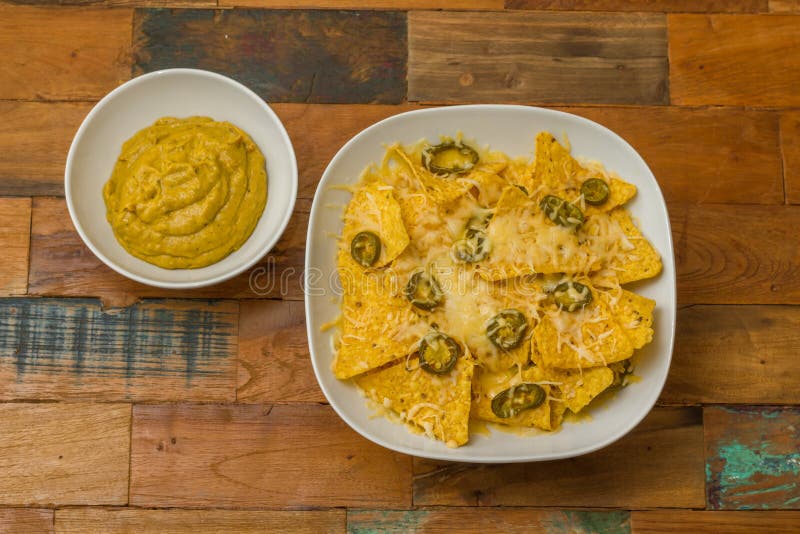 Nachos Mit Käse Und Jalapenos Stockfoto - Bild von geschmackvoll, nägel ... Nachos Mit Käse Und Jalapenos Stockfoto - Bild von geschmackvoll, nägel ...