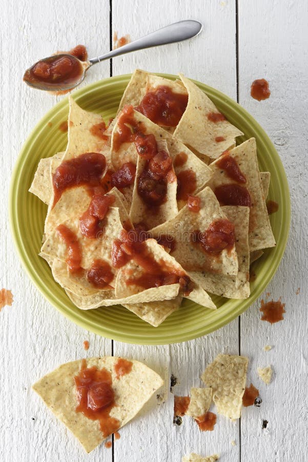 Nachos mit Tortilla-Chips und Salsa stockbild Nachos mit Tortilla-Chips und Salsa stockbild