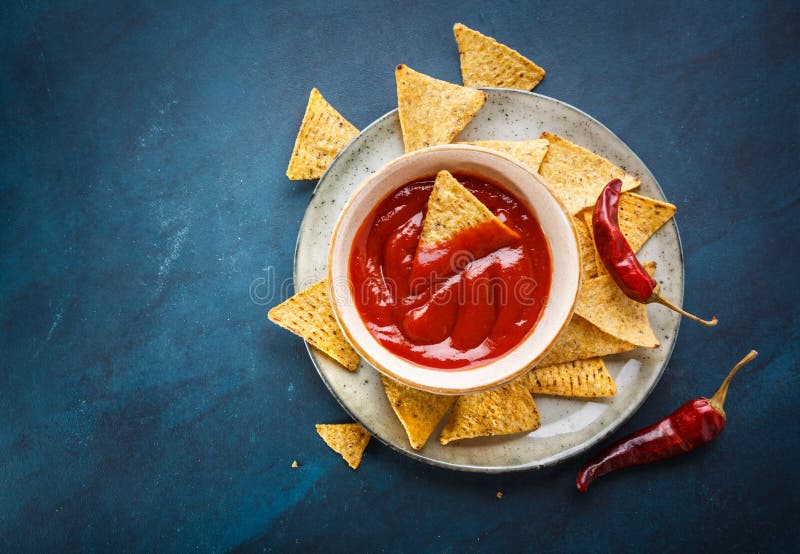 Nachos na placa e no molho vermelho fotografia de stock Nachos na placa e no molho vermelho fotografia de stock