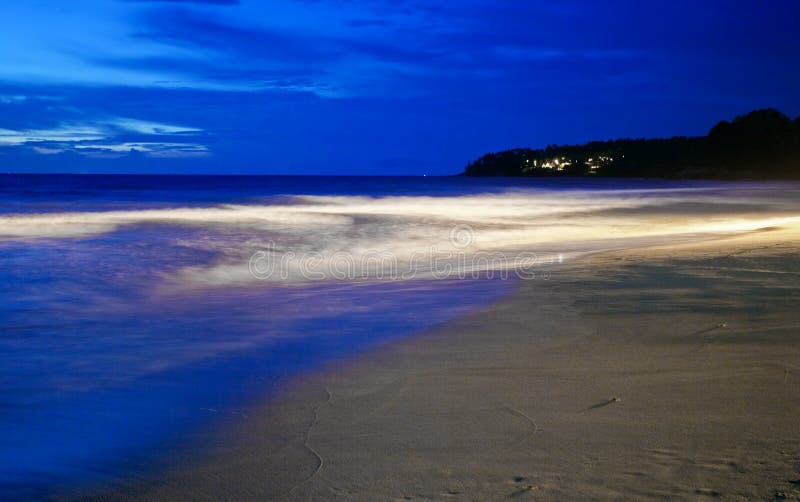 Nacht auf dem tropischen Strand. Phuket. Thailand lizenzfreie stockfotos Nacht auf dem tropischen Strand. Phuket. Thailand lizenzfreie stockfotos