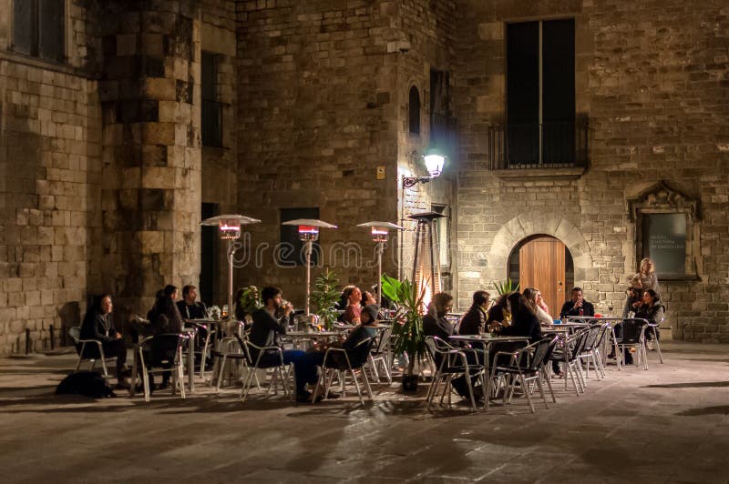 Nacht bij oude stad in Barcelona stock afbeeldingen Nacht bij oude stad in Barcelona stock afbeeldingen