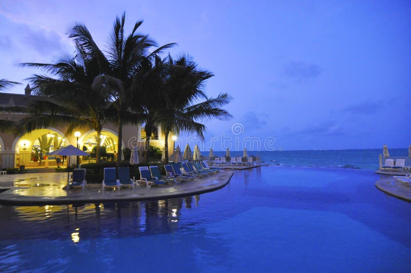 Nacht bij pool in Cancun Mexico Nacht bij pool in Cancun Mexico