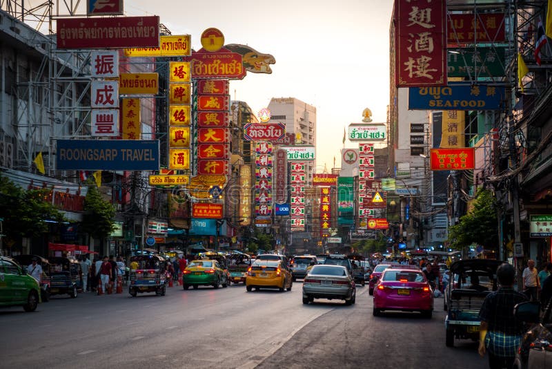Nacht bij Yaowarat-weg De Yaowaratweg is een hoofdstraat in de Chinatown van Bangkok stock afbeeldingen Nacht bij Yaowarat-weg De Yaowaratweg is een hoofdstraat in de Chinatown van Bangkok stock afbeeldingen
