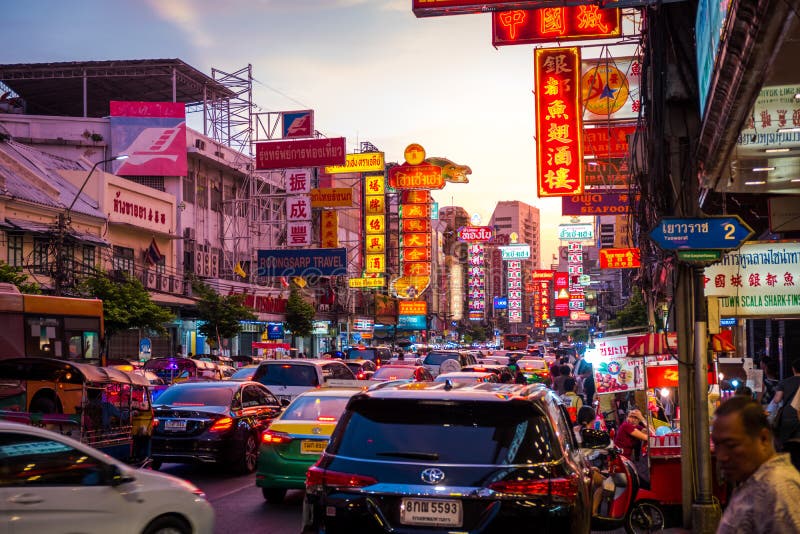 Nacht bij Yaowarat-weg De Yaowaratweg is een hoofdstraat in de Chinatown van Bangkok royalty-vrije stock afbeeldingen Nacht bij Yaowarat-weg De Yaowaratweg is een hoofdstraat in de Chinatown van Bangkok royalty-vrije stock afbeeldingen