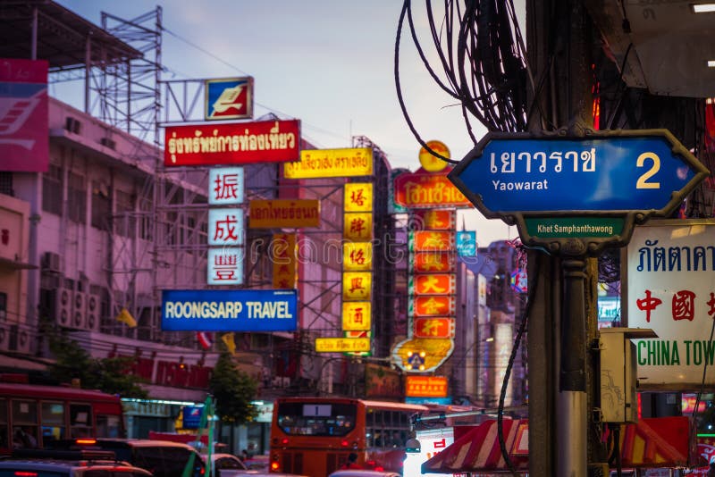 Nacht bij Yaowarat-weg De Yaowaratweg is een hoofdstraat in de Chinatown van Bangkok royalty-vrije stock afbeeldingen Nacht bij Yaowarat-weg De Yaowaratweg is een hoofdstraat in de Chinatown van Bangkok royalty-vrije stock afbeeldingen