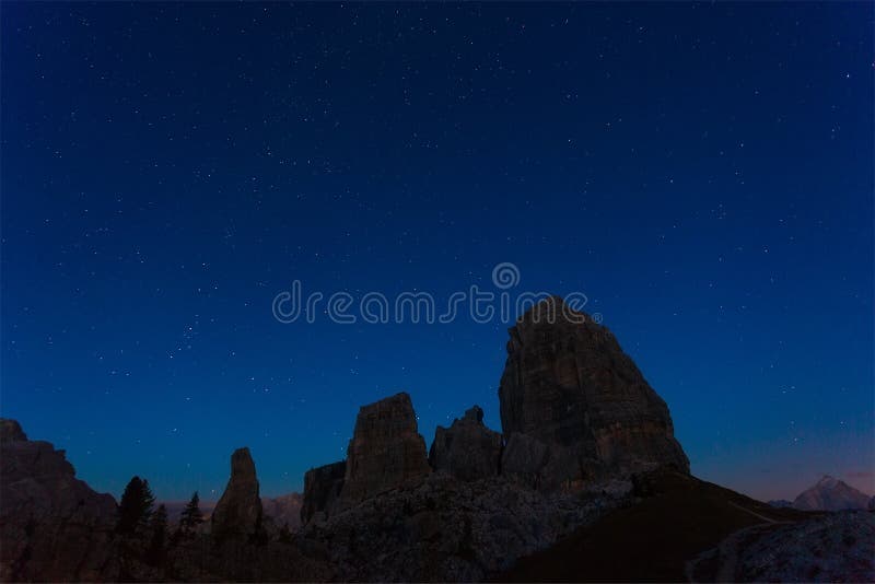 Nacht der sternenklare Himmel über den Bergen Cinque Torri stockbilder Nacht der sternenklare Himmel über den Bergen Cinque Torri stockbilder