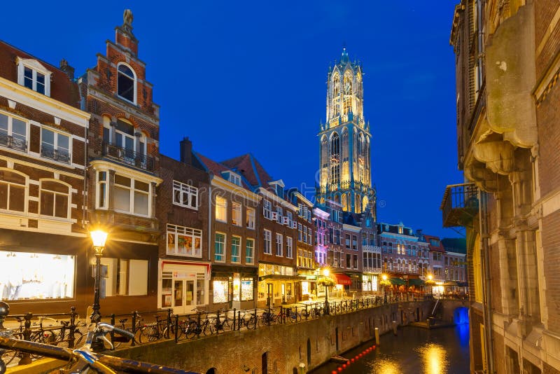 Nacht Dom Tower en brug, Utrecht, Nederland