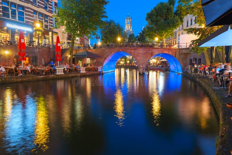 Nacht Dom Tower en brug, Utrecht, Nederland