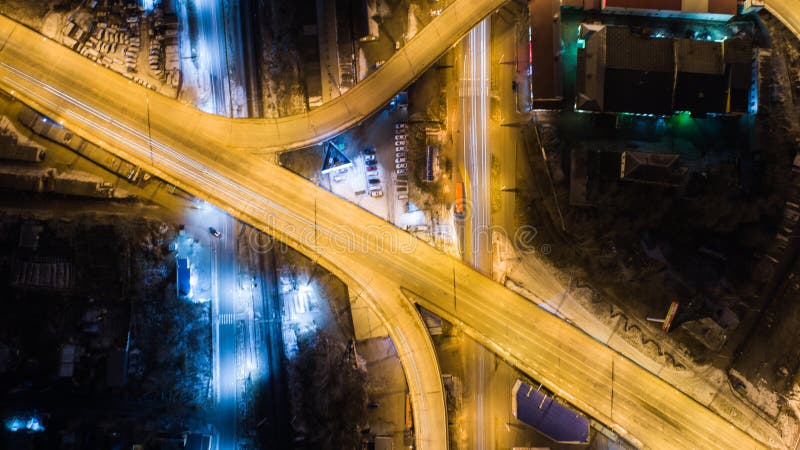 Nacht-Khabarovsk automobiele die wegbruggen, van een quadcopter worden gefilmd stock foto Nacht-Khabarovsk automobiele die wegbruggen, van een quadcopter worden gefilmd stock foto