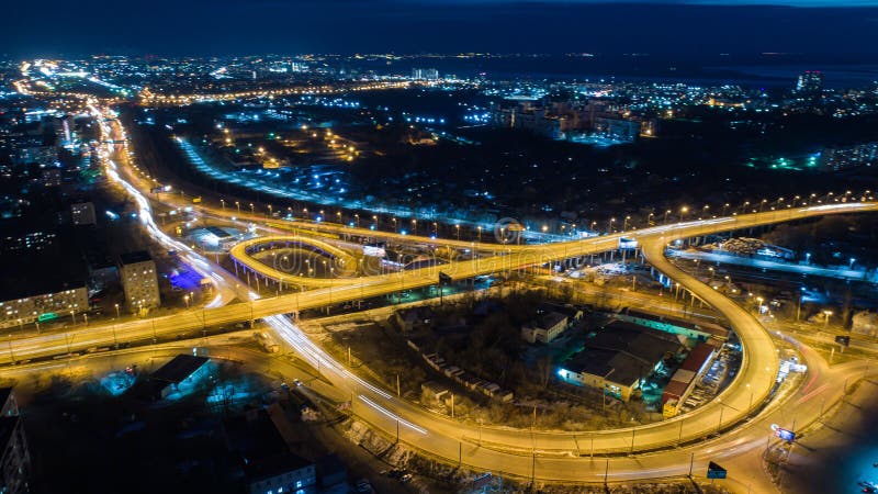 Nacht-Khabarovsk automobiele die wegbruggen, van een quadcopter worden gefilmd stock afbeeldingen Nacht-Khabarovsk automobiele die wegbruggen, van een quadcopter worden gefilmd stock afbeeldingen