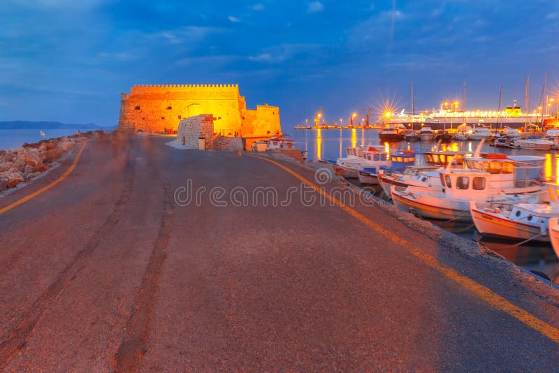 Nacht oude haven van Heraklion, Kreta, Griekenland royalty-vrije stock foto's Nacht oude haven van Heraklion, Kreta, Griekenland royalty-vrije stock foto's