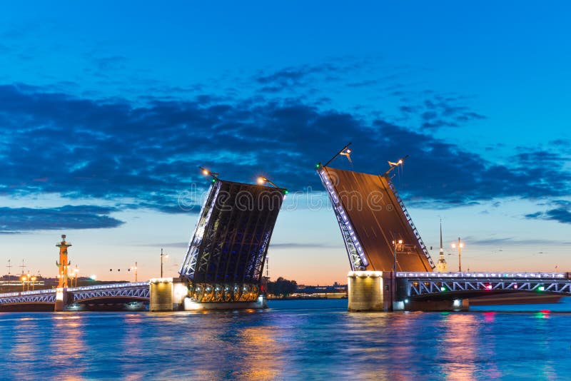 Nacht St Petersburg, Rusland, Paleisbrug en Peter Paul Fortress royalty-vrije stock afbeelding Nacht St Petersburg, Rusland, Paleisbrug en Peter Paul Fortress royalty-vrije stock afbeelding