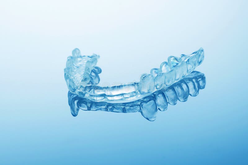 Nacht tandwacht door bruxism op blauwe achtergrond royalty-vrije stock fotografie Nacht tandwacht door bruxism op blauwe achtergrond royalty-vrije stock fotografie