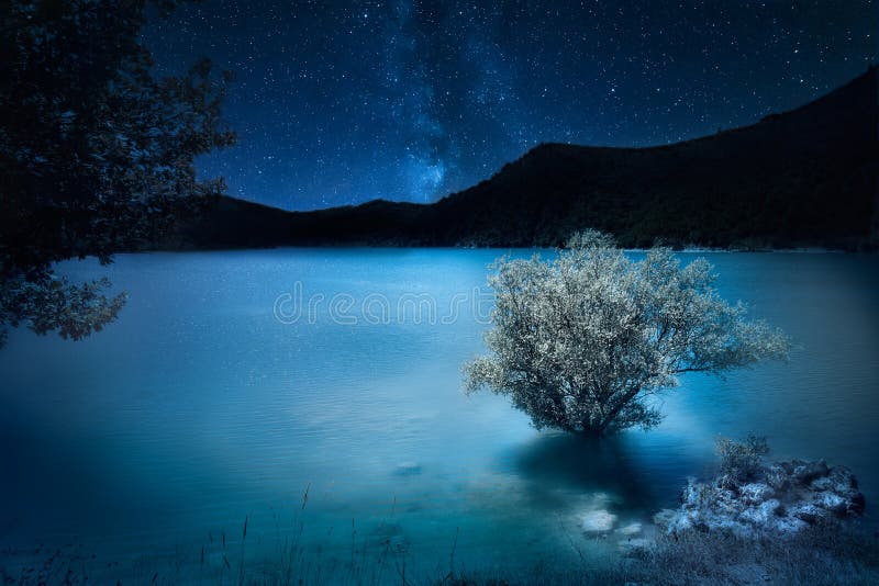 Nacht tief dunkelblau Milchstraßesterne über Gebirgssee magie lizenzfreies stockbild Nacht tief dunkelblau Milchstraßesterne über Gebirgssee magie lizenzfreies stockbild