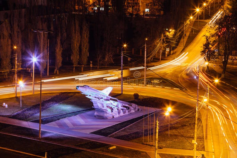 Nacht Voronezh, luchtmening aan wegverbinding dichtbij vliegtuig mig-21 gedenkteken in zuidwestendistrict stock foto Nacht Voronezh, luchtmening aan wegverbinding dichtbij vliegtuig mig-21 gedenkteken in zuidwestendistrict stock foto
