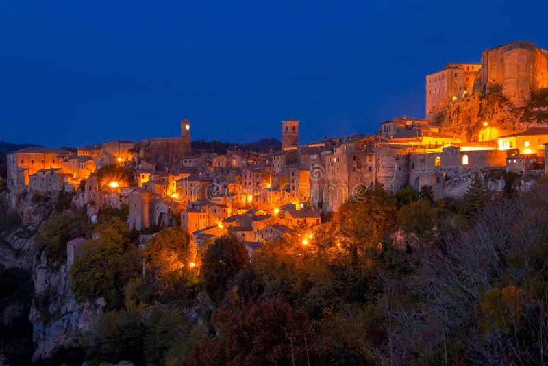 Nacht über Autumn Sorano stockfoto Nacht über Autumn Sorano stockfoto