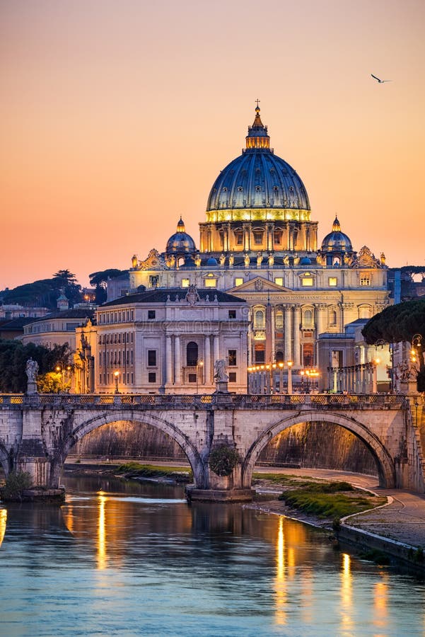 Nachtansicht der Basilika St Peter in Rom, Italien stockfoto Nachtansicht der Basilika St Peter in Rom, Italien stockfoto