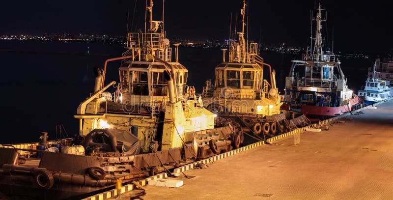 Nachtansicht der drei Schlepper im Frachthafen stockfoto Nachtansicht der drei Schlepper im Frachthafen stockfoto