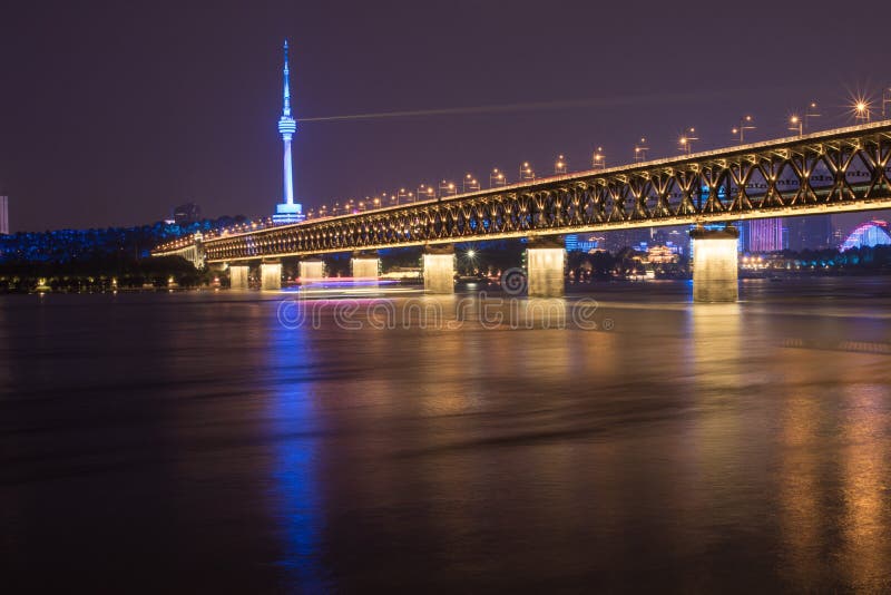 Nachtansicht der der Jangtse-Brücke in Wuhan, Hubei, China, Guishan Fernsehturm, der Jangtse stockbild Nachtansicht der der Jangtse-Brücke in Wuhan, Hubei, China, Guishan Fernsehturm, der Jangtse stockbild