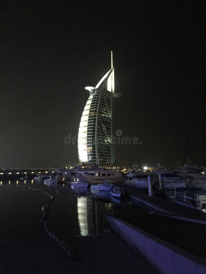 Nachtansicht des Burj Al Araberhotels lizenzfreie stockfotografie Nachtansicht des Burj Al Araberhotels lizenzfreie stockfotografie