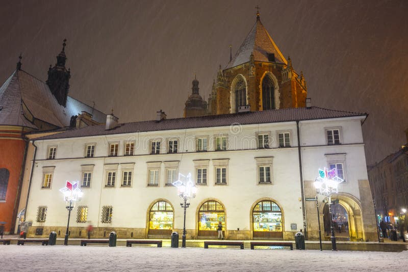 Nachtansicht eines kleinen Marktes in Krakau, Polen Alte Stadt von Krakau listete als UNESCO-Erbsi auf lizenzfreie stockbilder Nachtansicht eines kleinen Marktes in Krakau, Polen Alte Stadt von Krakau listete als UNESCO-Erbsi auf lizenzfreie stockbilder