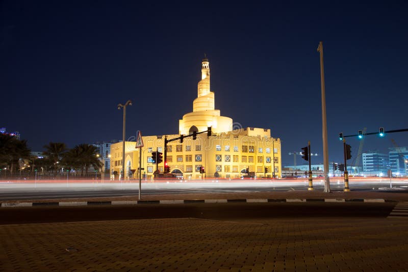 Nachtansicht islamischer Mitte Kassem Darwish Fakhroo in Doha, Katar lizenzfreies stockbild Nachtansicht islamischer Mitte Kassem Darwish Fakhroo in Doha, Katar lizenzfreies stockbild