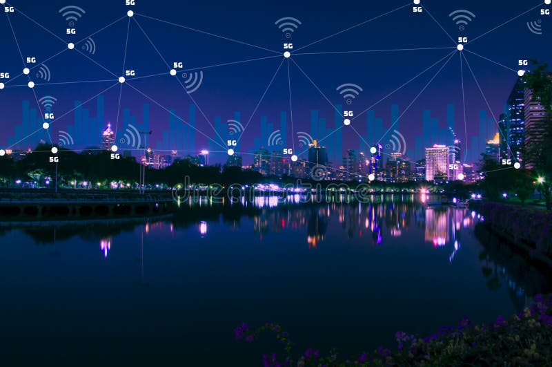 Nachtansicht Smart Stadt, mit dem Symbolabdeckungsbereich des Netzes 5G und des WiFi städtisch Konzept der futuristischen schnell lizenzfreie stockfotos