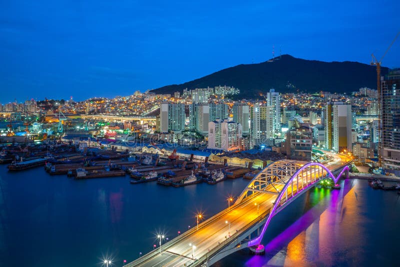 Nachtansicht von Busan-Hafen und -brücke in Südkorea lizenzfreies stockfoto Nachtansicht von Busan-Hafen und -brücke in Südkorea lizenzfreies stockfoto