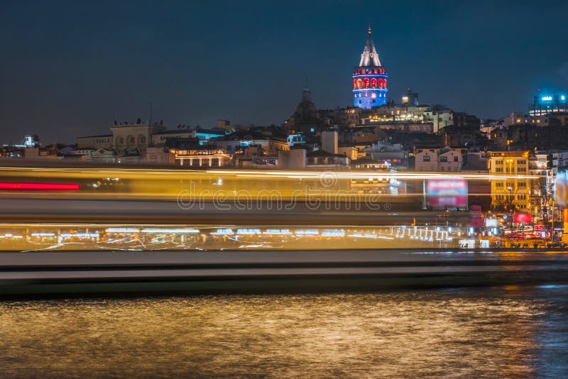 Nachtansicht von Istanbul-Stadtbild Galata-Turm mit dem Schwimmen von touristischen Booten in Bosphorus, Istanbul die Türkei lizenzfreie stockbilder Nachtansicht von Istanbul-Stadtbild Galata-Turm mit dem Schwimmen von touristischen Booten in Bosphorus, Istanbul die Türkei lizenzfreie stockbilder