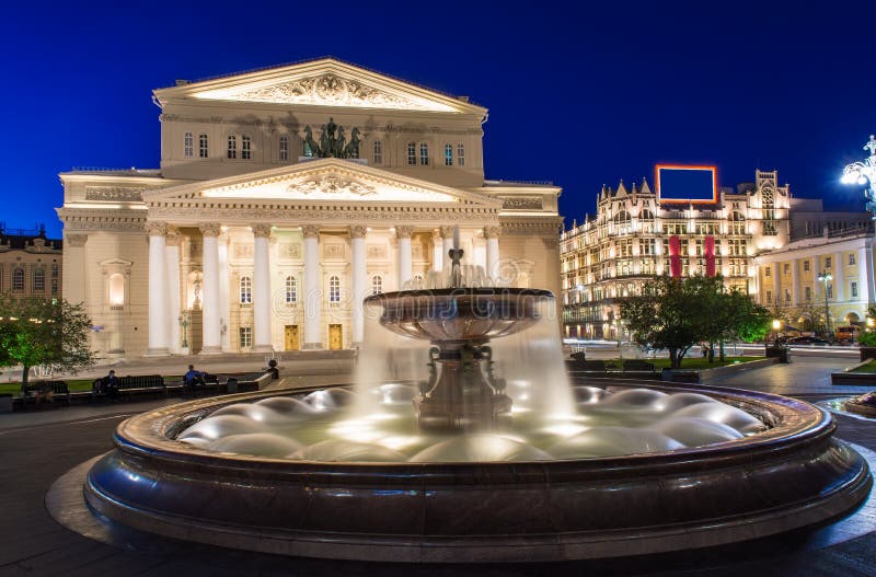 Nachtansicht von Theater und von Brunnen Bolshoi in Moskau, Russland lizenzfreie stockfotografie Nachtansicht von Theater und von Brunnen Bolshoi in Moskau, Russland lizenzfreie stockfotografie