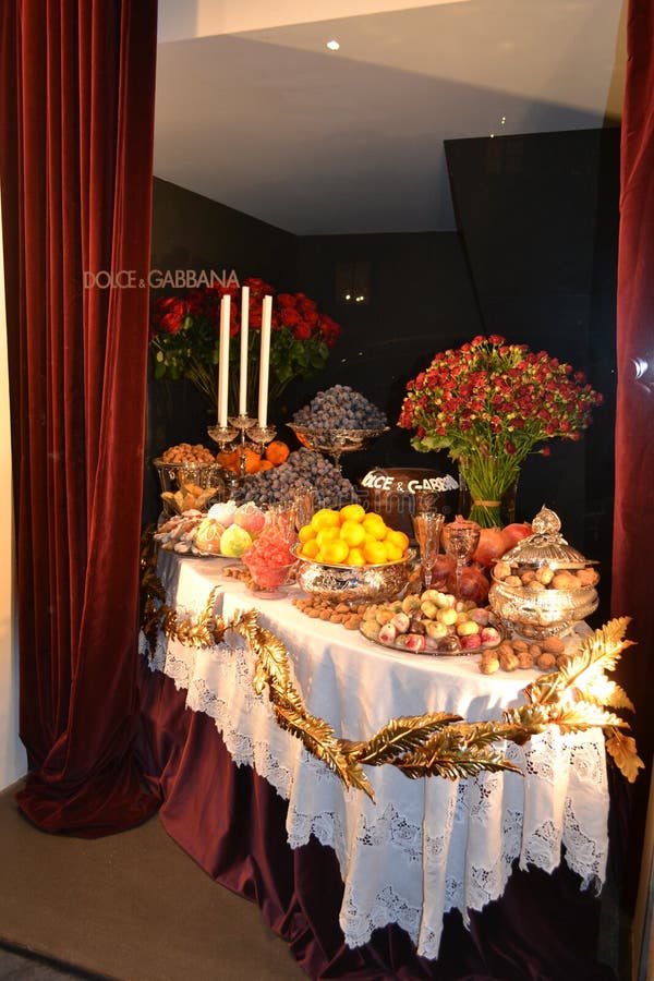 Nachtansicht zur Mode Dolce u. Gabbana Boutique für die Frauen verziert für die Weihnachtsfeiertage stockfoto Nachtansicht zur Mode Dolce u. Gabbana Boutique für die Frauen verziert für die Weihnachtsfeiertage stockfoto
