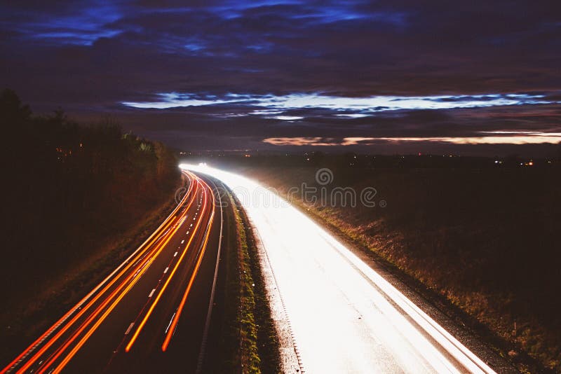 Nachtaufnahme von Autobahn-Auto-Licht-Spuren lizenzfreie stockfotos Nachtaufnahme von Autobahn-Auto-Licht-Spuren lizenzfreie stockfotos