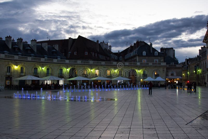 Nachtbeleuchtung von Gebäuden und von Brunnen lizenzfreie stockfotos Nachtbeleuchtung von Gebäuden und von Brunnen lizenzfreie stockfotos