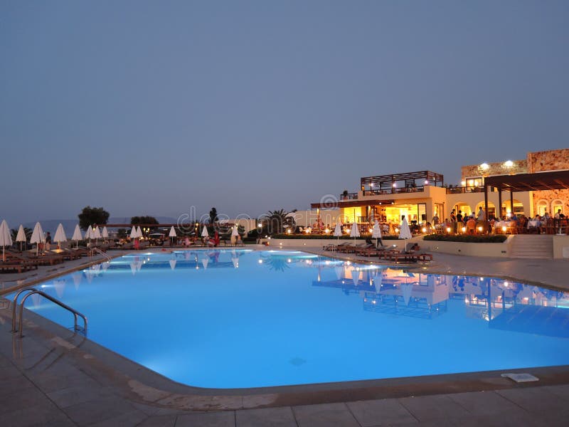 Nachtcafé, Tabellen diente für Abendessen, Kerzen, Lichter, durch das Pool im Garten mit Palmen und Blumen, Abend stockfotos Nachtcafé, Tabellen diente für Abendessen, Kerzen, Lichter, durch das Pool im Garten mit Palmen und Blumen, Abend stockfotos