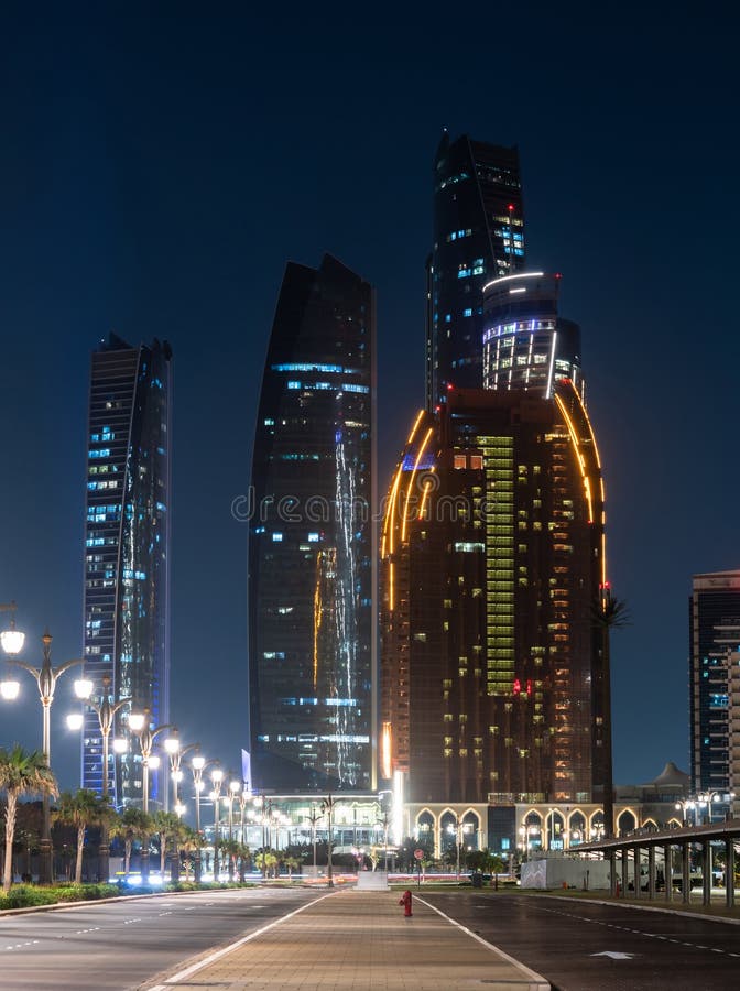 Nachtcityscape in Abu Dhabi, Verenigde Arabische Emiraten stock afbeelding Nachtcityscape in Abu Dhabi, Verenigde Arabische Emiraten stock afbeelding
