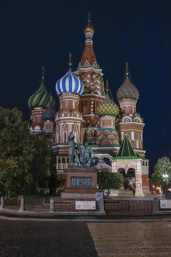 Nachtelijk overzicht van de domes van de Saint Basil & x27-kathedraal op het Rode Plein in Moskou, Rusland royalty-vrije stock foto Nachtelijk overzicht van de domes van de Saint Basil & x27-kathedraal op het Rode Plein in Moskou, Rusland royalty-vrije stock foto
