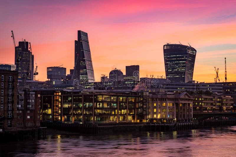 Nachtfoto von London-Schattenbild, Büros durch die Themse lizenzfreies stockfoto Nachtfoto von London-Schattenbild, Büros durch die Themse lizenzfreies stockfoto