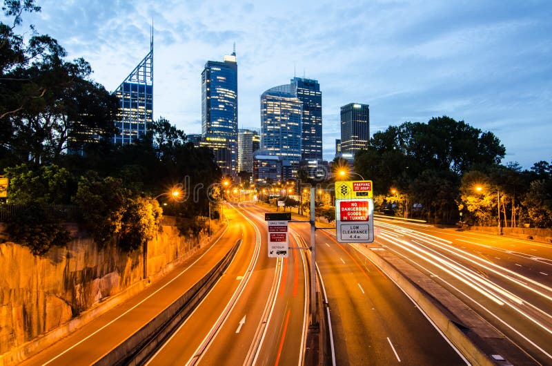 Nachtfotografie van Tolweg met Cityscape bij de achtergrond royalty-vrije stock afbeelding Nachtfotografie van Tolweg met Cityscape bij de achtergrond royalty-vrije stock afbeelding