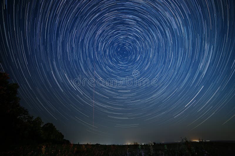 Nachthemel met heldere sterrenslepen Astrophotography royalty-vrije stock afbeelding Nachthemel met heldere sterrenslepen Astrophotography royalty-vrije stock afbeelding