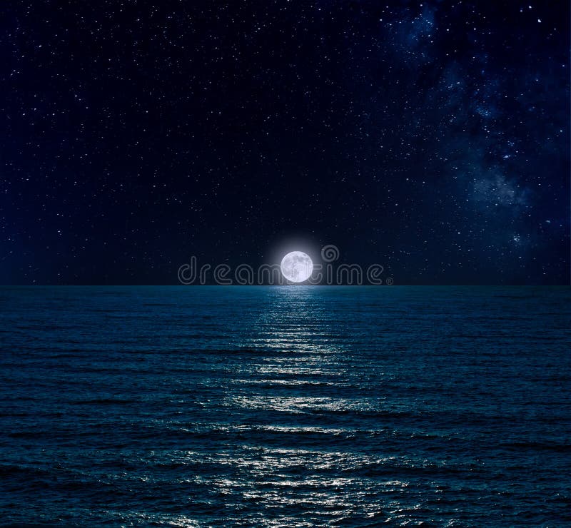 Nachthemel over overzees met volle maan stock fotografie Nachthemel over overzees met volle maan stock fotografie