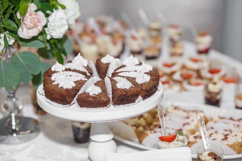 Nachtisch Köstlicher kleiner Kuchen auf dem Tisch lizenzfreie stockfotos Nachtisch Köstlicher kleiner Kuchen auf dem Tisch lizenzfreie stockfotos