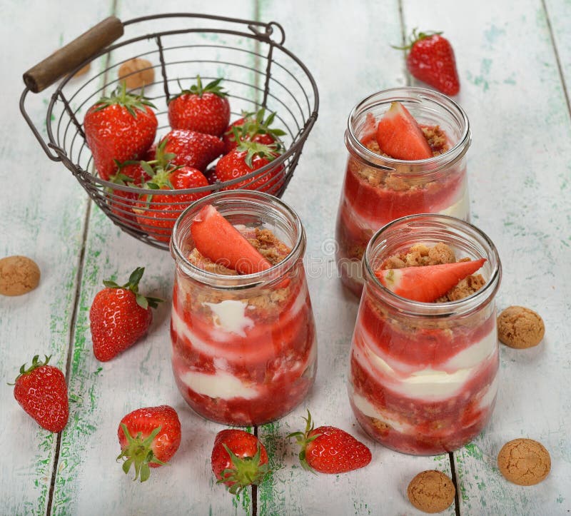 Nachtisch Mit Erdbeeren Und Schlagsahne Stockbild - Bild von erdbeeren ...