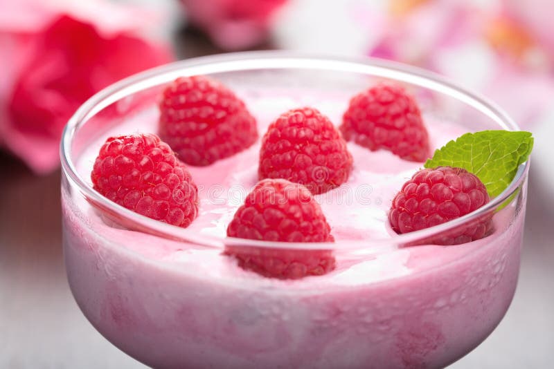 Nachtisch Mit Frischen Himbeeren Stockfoto - Bild von schüssel ...