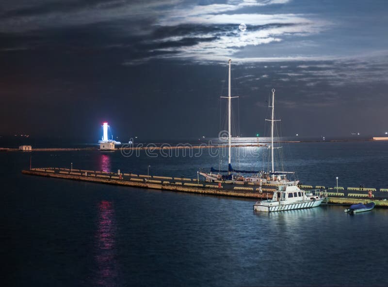 Nachtjachthafen mit Yachten und Leuchtturm lizenzfreie stockfotos Nachtjachthafen mit Yachten und Leuchtturm lizenzfreie stockfotos