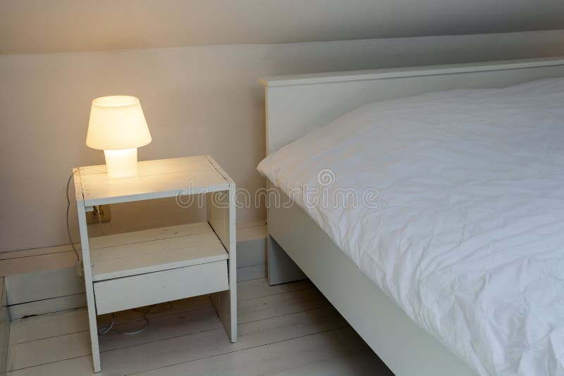 Ongebruikt Moderne Slaapkamer Met Wit Bed En Zwarte Lamp Stock Foto XE-79