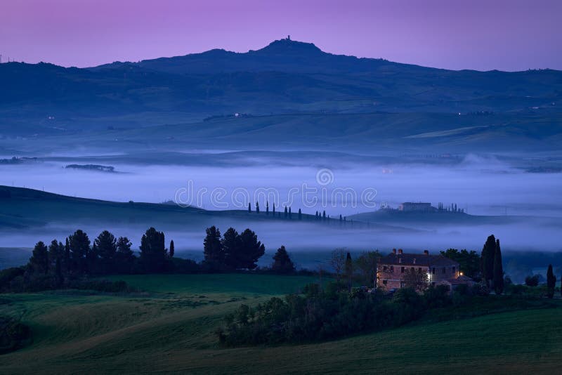 Nachtlandschaft in der Toskana in der Nähe der Siana und Pienza Sonnenaufgang Morgens in itali. idyllische Aussicht auf die hügeli stockbilder
