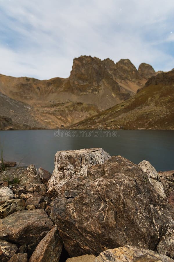 Nachtlandschap van een hoog bergmeer onder maanlicht royalty-vrije stock fotografie Nachtlandschap van een hoog bergmeer onder maanlicht royalty-vrije stock fotografie